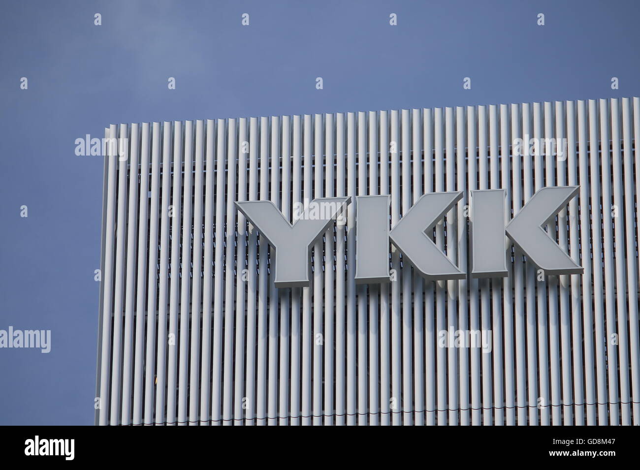 YKK logo aziendale. Il gruppo giapponese di aziende manifatturiere e il più grande zipper, zip produttore al mondo. Foto Stock