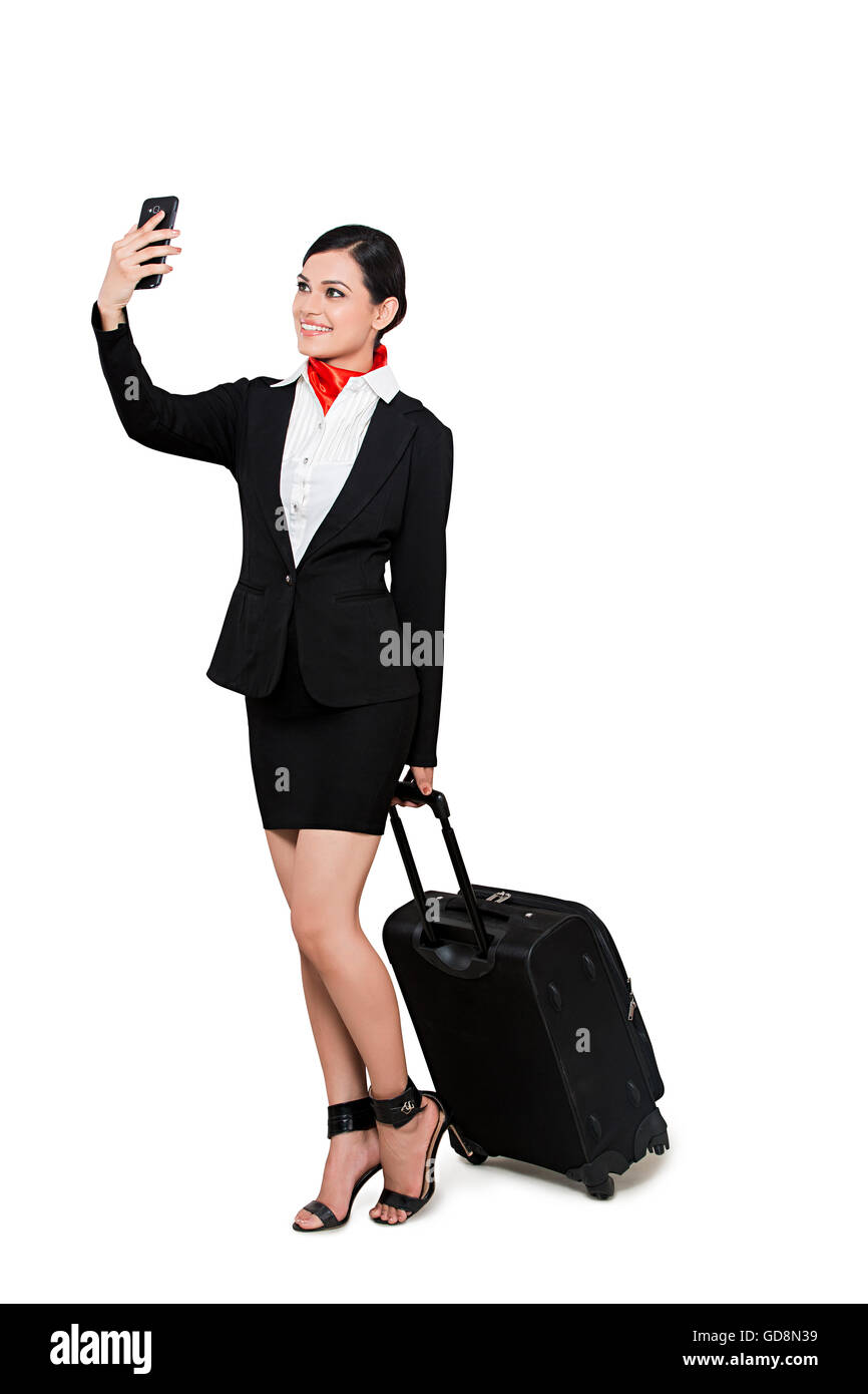 1 Indian donna adulta Hostess valigetta di contenimento permanente Telefono Mobile selfie facendo clic su Foto Stock