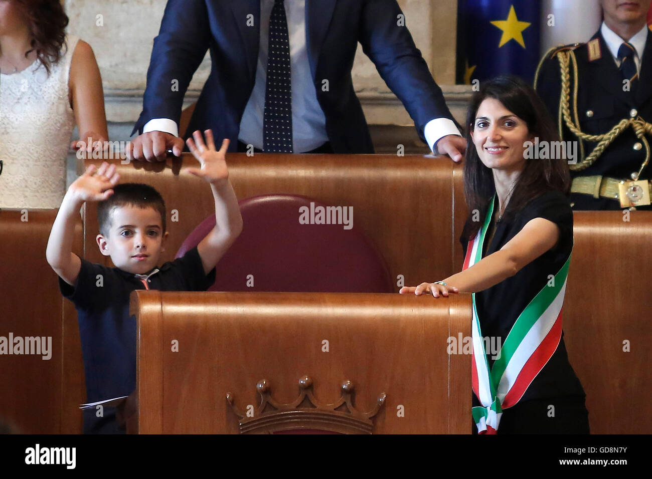 Virginia Raggi con suo figlio Roma il 7 luglio 2016. Il Campidoglio, la prima sessione del gruppo capitolino con il nuovo sindaco di Roma Foto Stock