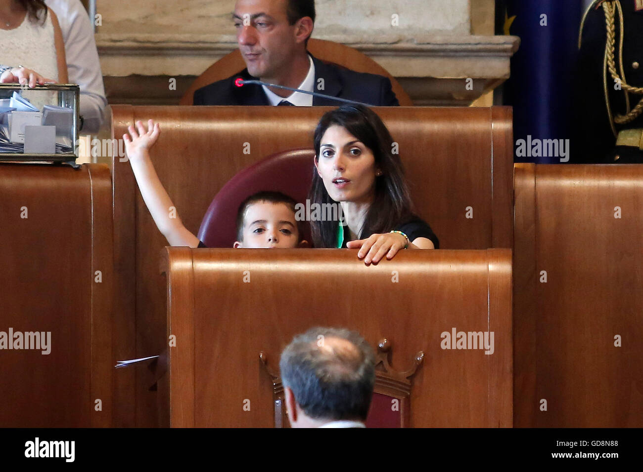 Virginia Raggi con suo figlio Roma il 7 luglio 2016. Il Campidoglio, la prima sessione del gruppo capitolino con il nuovo sindaco di Roma Foto Stock