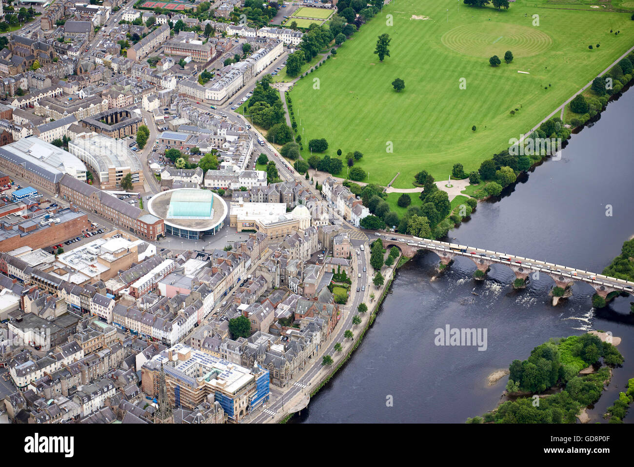 Il fiume Tay e la città di Perth, Perthshire Scozia, dall'aria Foto Stock