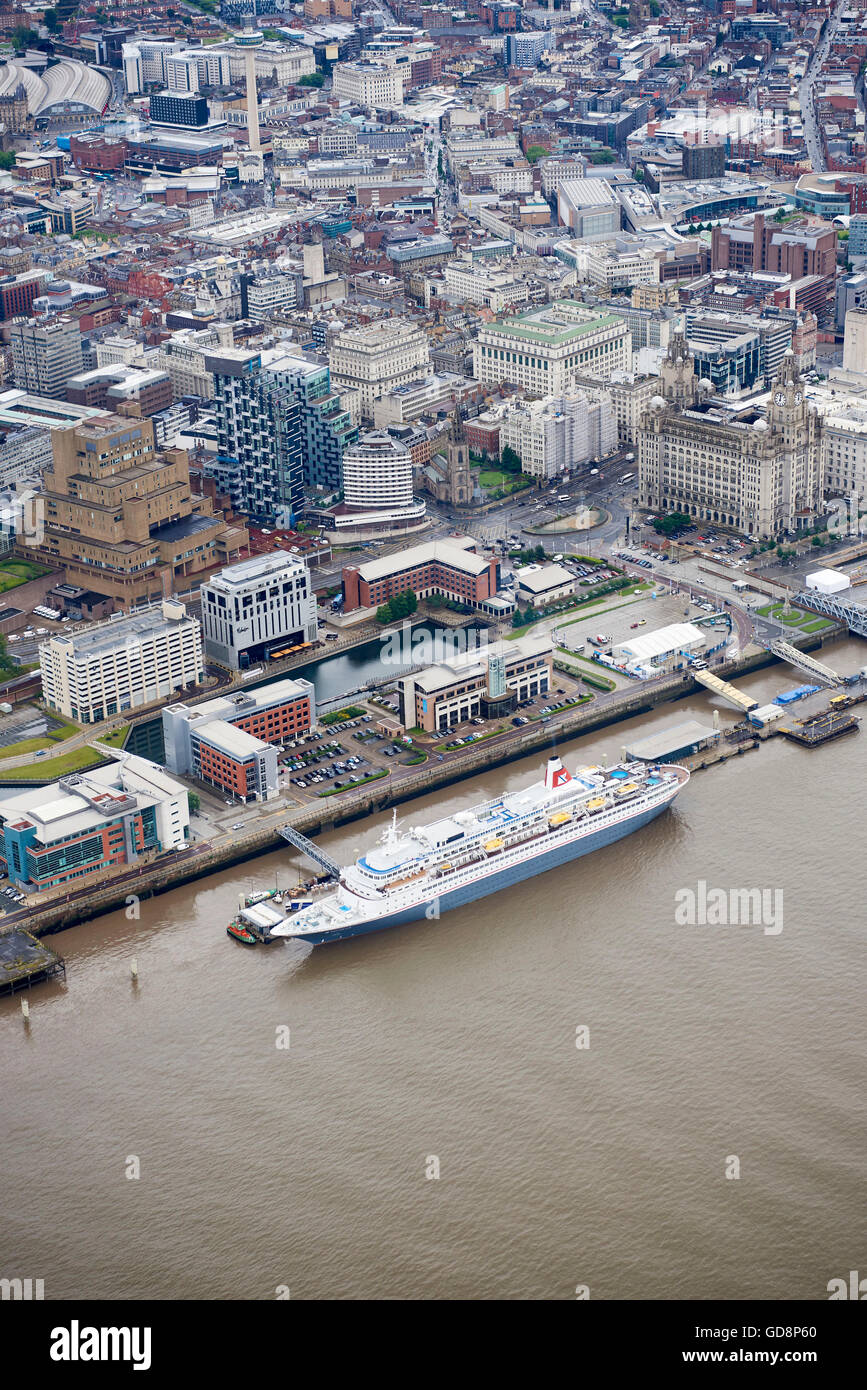 Antenne di una vista di una nave da crociera, ormeggiata a Liverpool historic waterfront, fiume Mersley, Nord Ovest Inghilterra Foto Stock