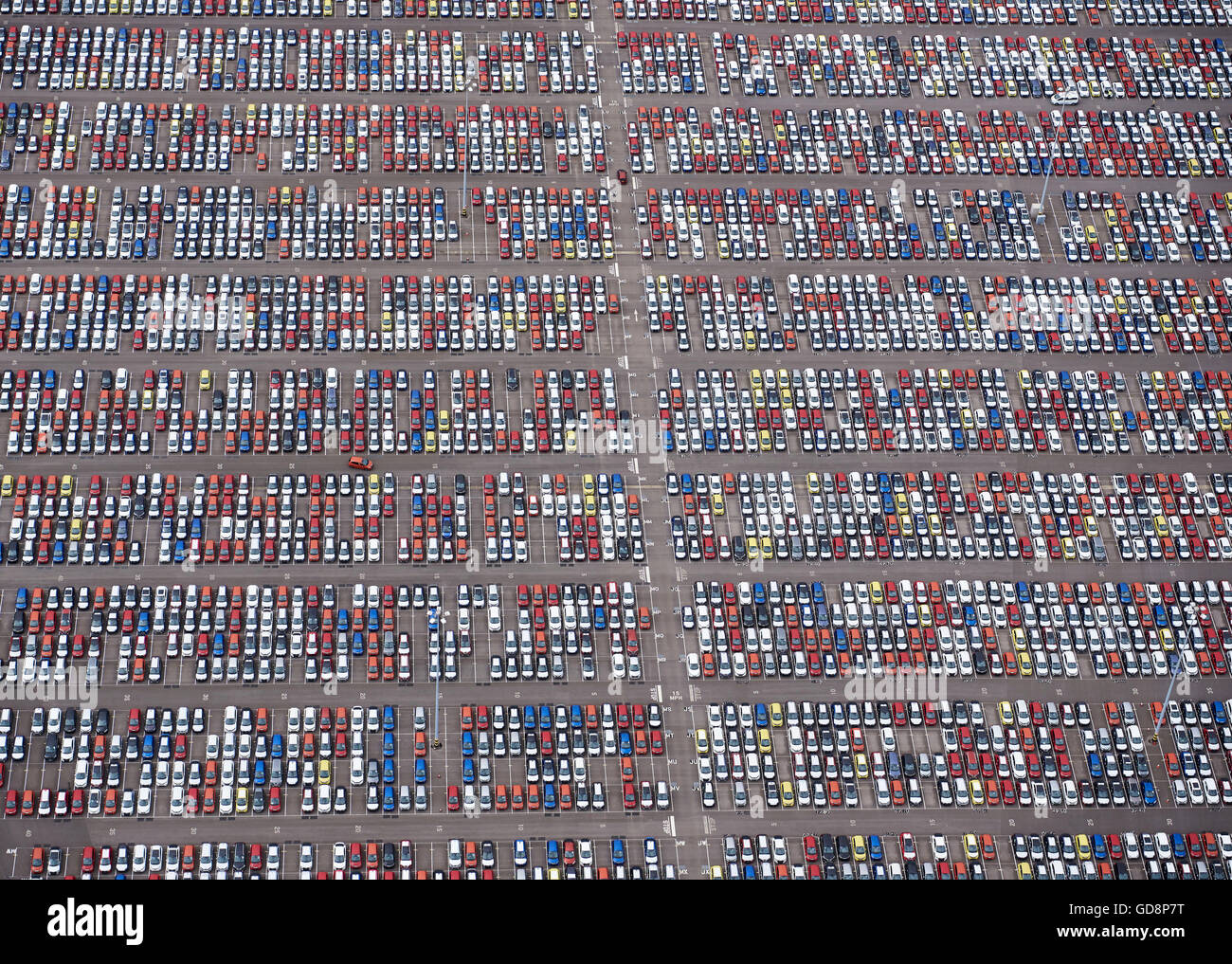 Una veduta aerea di nuove vetture in Avonmouth Docks, Bristol, Inghilterra sudoccidentale Foto Stock