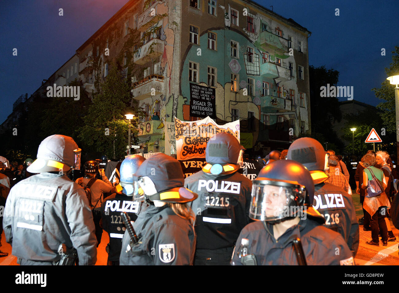 Berlino, Germania. 09 Luglio, 2016. Archivio - poliziotti di stare di fronte ad un edificio occupato durante un rally di sinistra e di estrema sinistra, gruppi contrapposti tansformation città e case di supporto in Rigaer Street alloggiato dalla sinistra di persone. La vacanza parziale di una variante di progetto di alloggio a Berlino il quartiere di Friedrichshain è illegale secondo il Land di corte nella capitale. Foto: Maurizio Gambarini/dpa/Alamy Live News Foto Stock