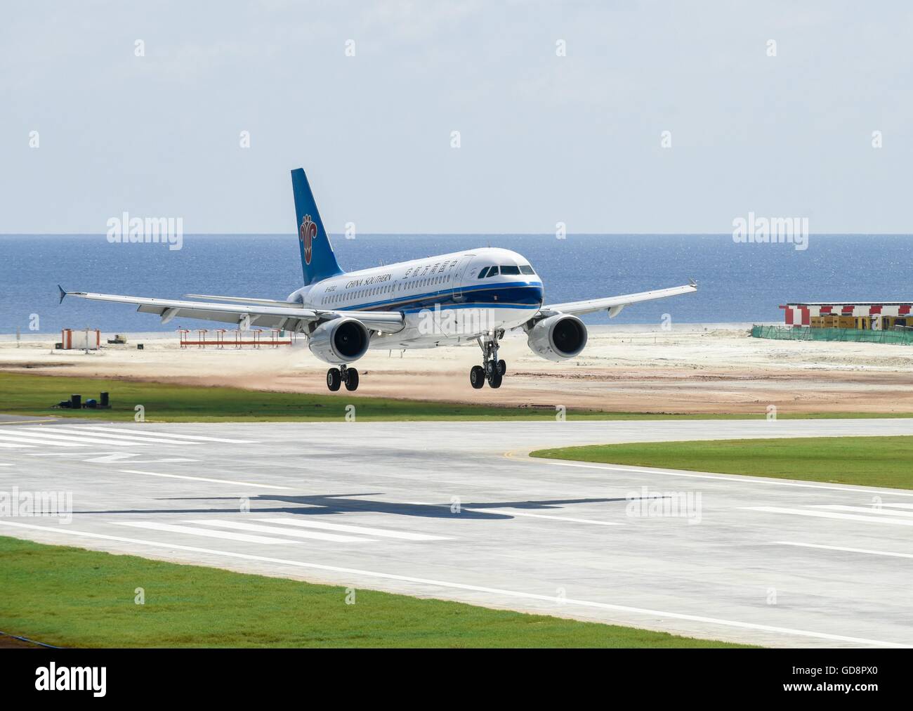 Haikou, Cina. 13 Luglio, 2016. Un passeggero getto di China Southern Airlines atterra all'aeroporto sulla scogliera di Meiji, 13 luglio 2016. Cina effettuate con successo i voli di collaudo su due nuovi aeroporti delle isole Nansha nel Mare della Cina del Sud Mercoledì, aumentando ulteriormente la sua capacità di fornire servizi pubblici come un protagonista responsabile nella regione. Credito: Xinhua/Alamy Live News Foto Stock