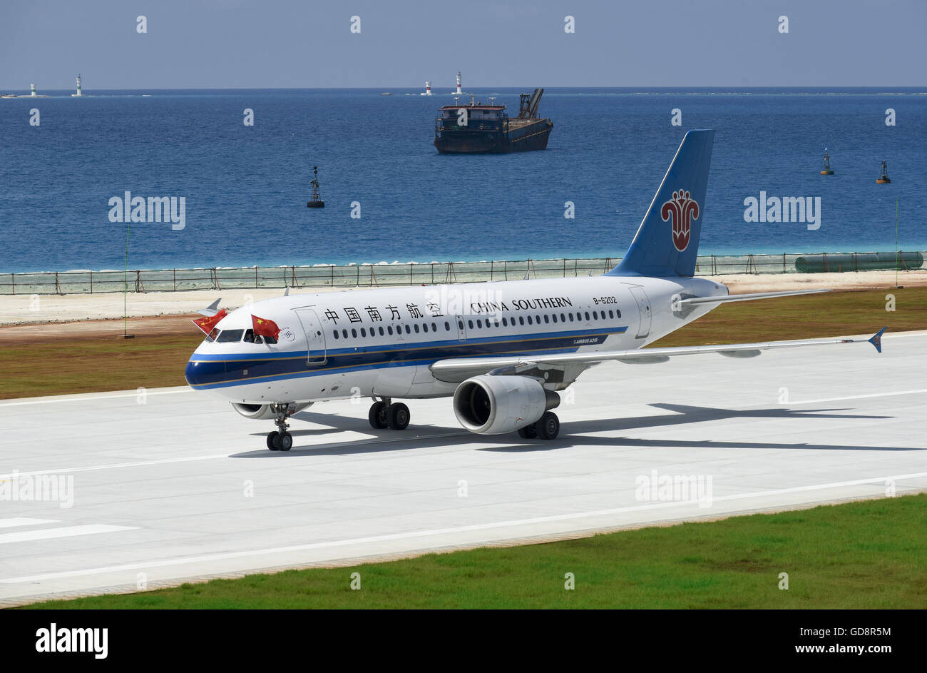 Haikou, Cina. 13 Luglio, 2016. Un passeggero getto di China Southern Airlines atterra all'aeroporto sulla scogliera di Meiji, 13 luglio 2016. Cina effettuate con successo i voli di collaudo su due nuovi aeroporti delle isole Nansha nel Mare della Cina del Sud Mercoledì, aumentando ulteriormente la sua capacità di fornire servizi pubblici come un protagonista responsabile nella regione. Credito: Xinhua/Alamy Live News Foto Stock
