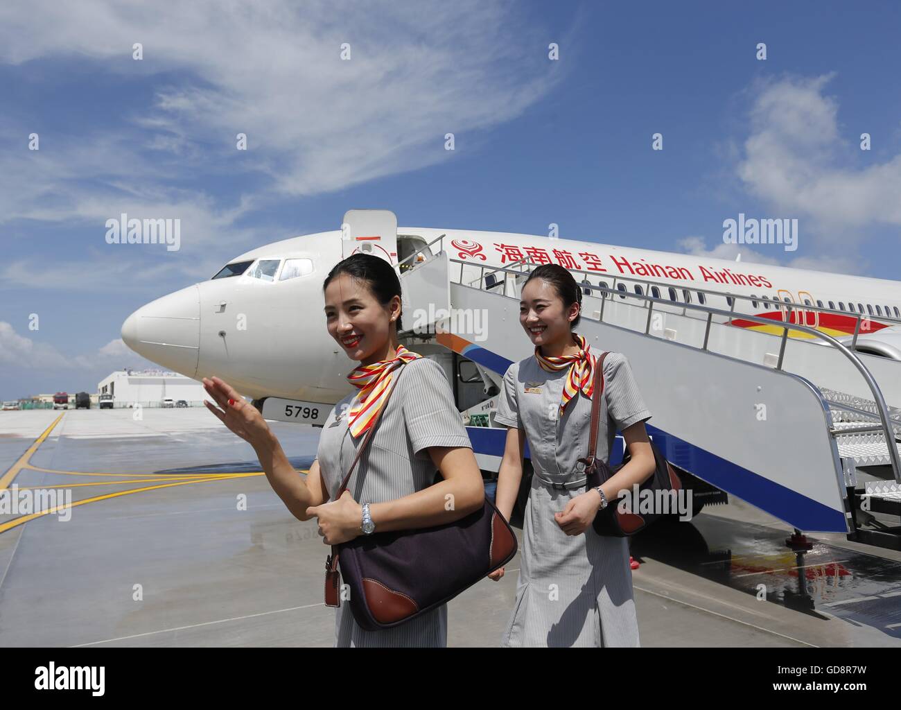 Haikou, Cina. 13 Luglio, 2016. Un getto di passeggero di Hainan Airlines atterra all'aeroporto di Zhubi Reef, 13 luglio 2016. Cina effettuate con successo i voli di collaudo su due nuovi aeroporti delle isole Nansha nel Mare della Cina del Sud Mercoledì, aumentando ulteriormente la sua capacità di fornire servizi pubblici come un protagonista responsabile nella regione. Credito: Xinhua/Alamy Live News Foto Stock