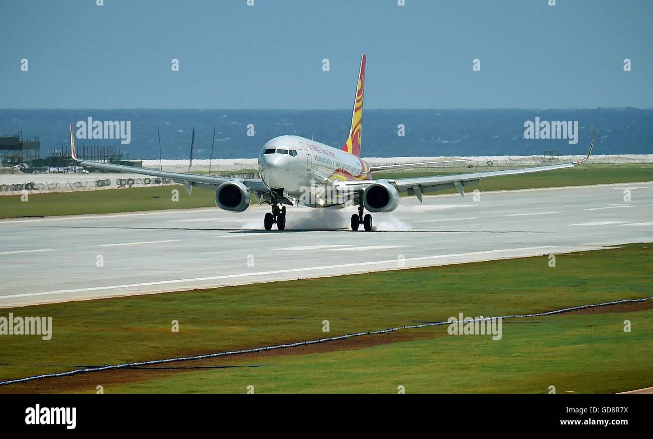 Haikou, Cina. 13 Luglio, 2016. Un getto di passeggero di Hainan Airlines atterra all'aeroporto di Zhubi Reef, 13 luglio 2016. Cina effettuate con successo i voli di collaudo su due nuovi aeroporti delle isole Nansha nel Mare della Cina del Sud Mercoledì, aumentando ulteriormente la sua capacità di fornire servizi pubblici come un protagonista responsabile nella regione. Credito: Xinhua/Alamy Live News Foto Stock