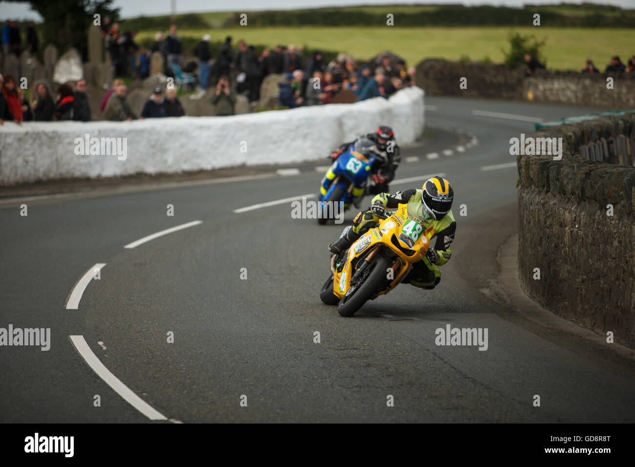 Castletown, Isola di Man, UK. 13 Luglio, 2016. Brad Vicari conduce Tom Robinson nella chiesa si piega- Luglio 13. 2016 - Il Sud 100 gare su strada, Billown circuito, Castletown Isola di Man. Credito: Samuel Bay/Alamy Live News Foto Stock