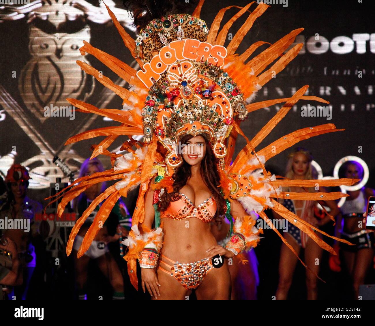 Las Vegas, NV, Stati Uniti d'America. 12 Luglio, 2016. Karla Merida del Guatemala di presenze per Hooters ventesimo annuale internazionale di costume Pageant Anteprima, Rain Nightclub del Palms Casino Resort di Las Vegas, NV Luglio 12, 2016. © James Atoa/Everett raccolta/Alamy Live News Foto Stock