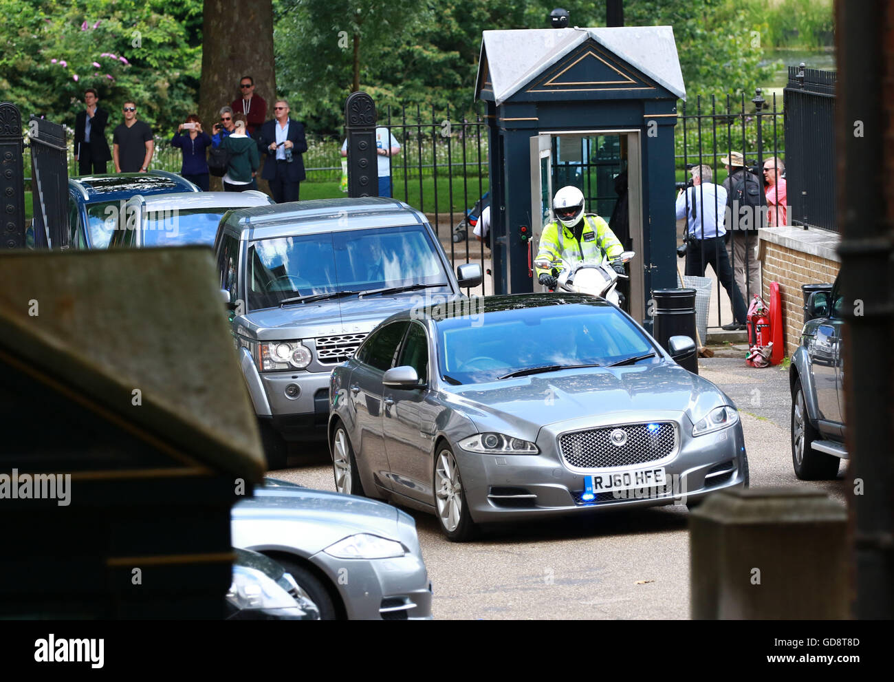 Londra, Regno Unito. 13 Luglio, 2016. David Cameron ritorna al numero 10 di Downing Street dopo il suo ultimo Primi Ministri domande come Primo Ministro. Al più tardi oggi Theresa Maggio verrà installato come nuovo Primo Ministro dopo un incontro con Sua Maestà la Regina Elisabetta II a Buckingham Palace. Theresa Maggio diventa la seconda donna primo ministro in Gran Bretagna, Margaret Thatcher è stata la prima. Credito: Paolo Marriott/Alamy Live News Foto Stock