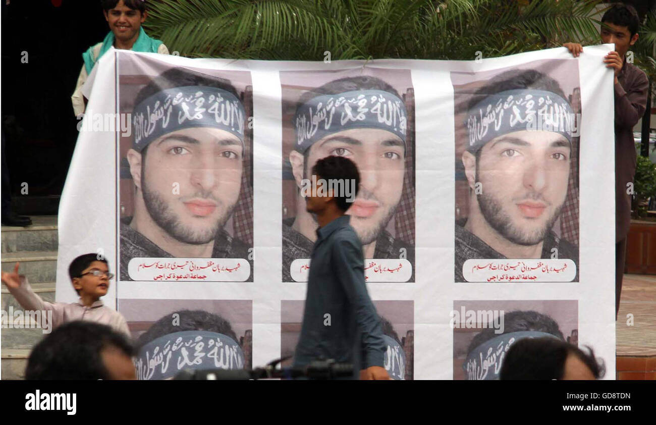 Gli attivisti del Jamat-ud-Dawah sono in possesso di una manifestazione di protesta contro l'assassinio di militanti del Kashmir Burhan Muzzaffar Wani dall esercito indiano, al di fuori di Karachi press club Mercoledì, 13 luglio 2016. Foto Stock