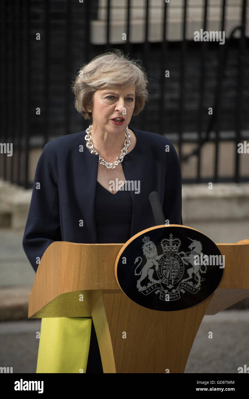 Londra, Regno Unito. 13 Luglio, 2016. Theresa Maggio arriva al 10 di Downing Street per la prima volta in veste di Primo Ministro del Regno Unito. Credito: Peter Manning/Alamy Live News Foto Stock