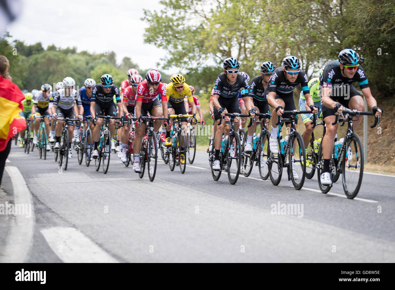 13 Luglio, 2016. Villalier, FR. Il peloton è in sella a tutto gas nel tentativo di stabilire una breakaway, dopo la gara ufficiale inizia a Villalier. Credito: Giovanni Kavouris/Alamy Live News Foto Stock