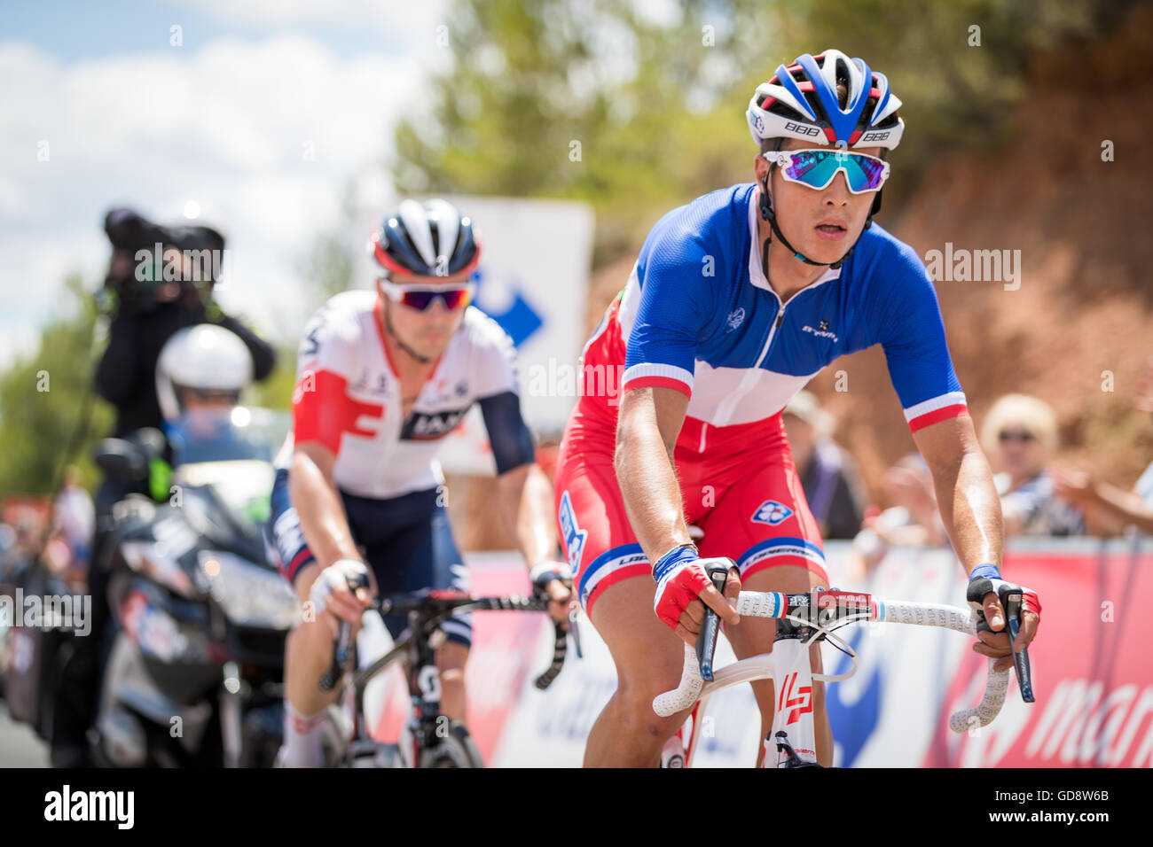 13 Luglio, 2016. Arthur Vichot (FDJ) prende il singolo re delle montagne punto sulla Côte de Villespassans davanti a Leigh Howard (IAM in bicicletta). Vichot e Howard sono stati gli unici piloti a formare il giorno di inizio breakaway. Credito: Giovanni Kavouris/Alamy Live News Foto Stock