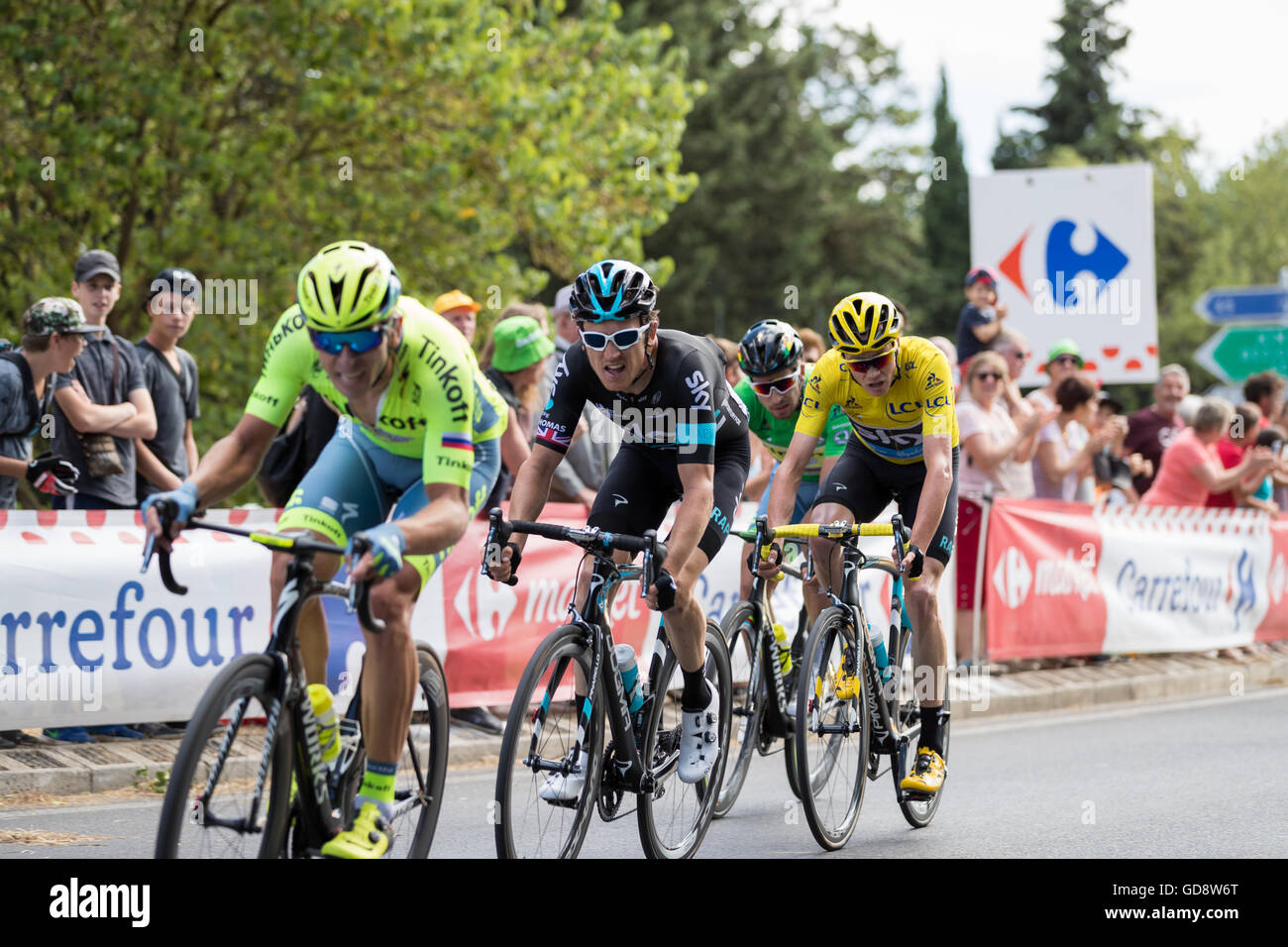 13 Luglio, 2016. Montpellier, FR. Domestique piloti provenienti da Tinkoff e Team Sky lavorare per il lancio di Peter Sagan (Tinoff) e Chris Froome (Team Sky) chiaro del peloton nella chiusura di chilometri della tappa. Credito: Giovanni Kavouris/Alamy Live News Foto Stock