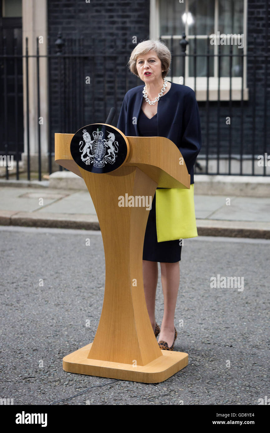 Londra. Regno Unito. 13 luglio 2016. Il primo ministro Theresa Maggio fa un discorso al di fuori del numero 10 di Downing Street. Credito: Vickie Flores/Alamy Live News Foto Stock