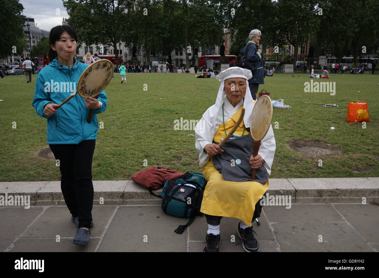 Londra, Regno Unito. 13 Luglio, 2016. CND attivisti protesta durante la MPs voterà questo anno sull' opportunità o meno di sostituire Trident, del Regno Unito di armi nucleari sistema, ad un costo di almeno £205 miliardi alla piazza del Parlamento, Londra,UK. Credito: Vedere Li/Alamy Live News Foto Stock