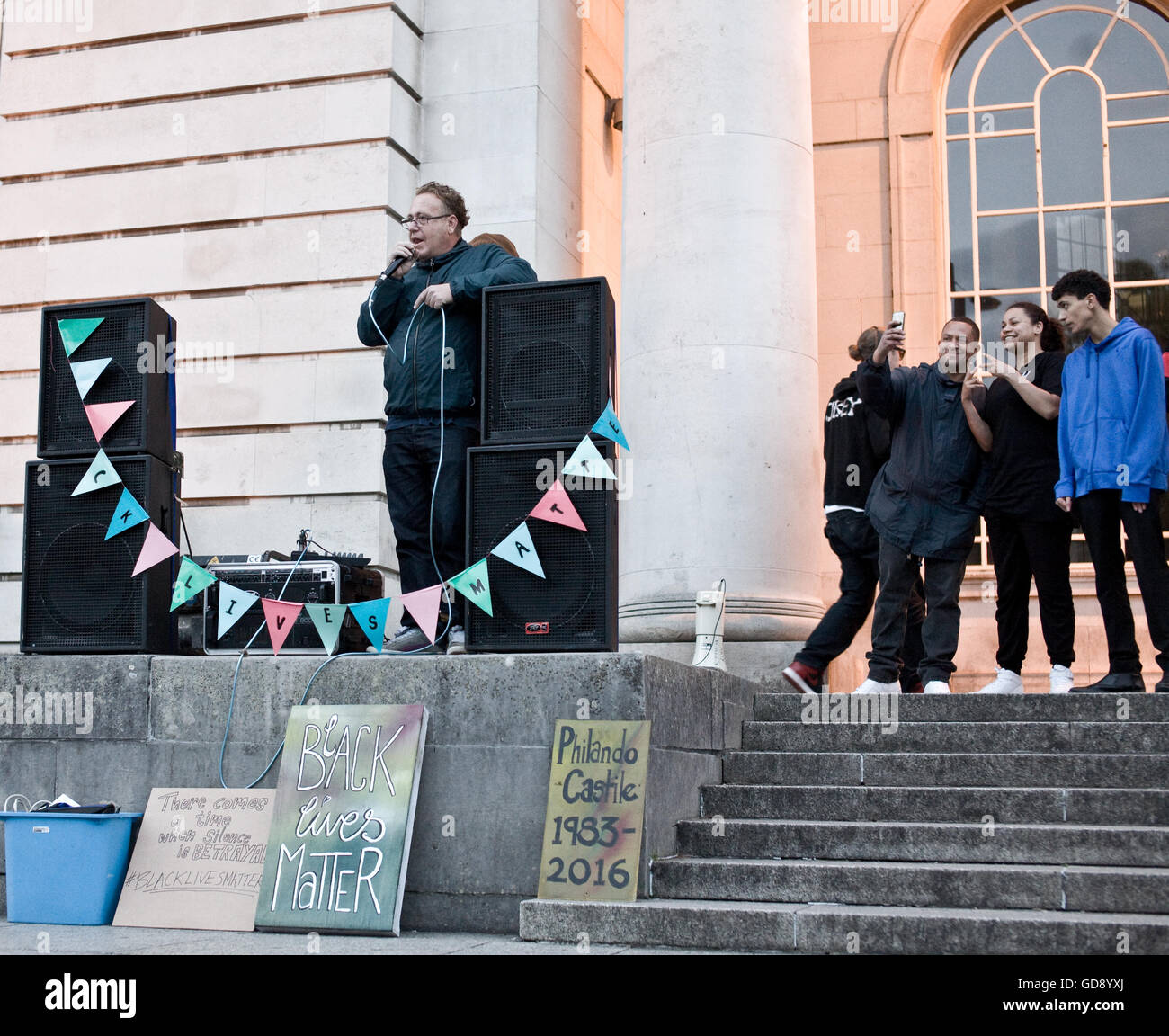 Cardiff, Regno Unito. 13 Luglio, 2016. Veglia di Cardiff per #BlackLivesMatter al di fuori del Museo Nazionale con speeched da tutti i membri della Comunità, la musica e il minuto di silenzio. Amonochromedream.com/Alamy Live News Foto Stock