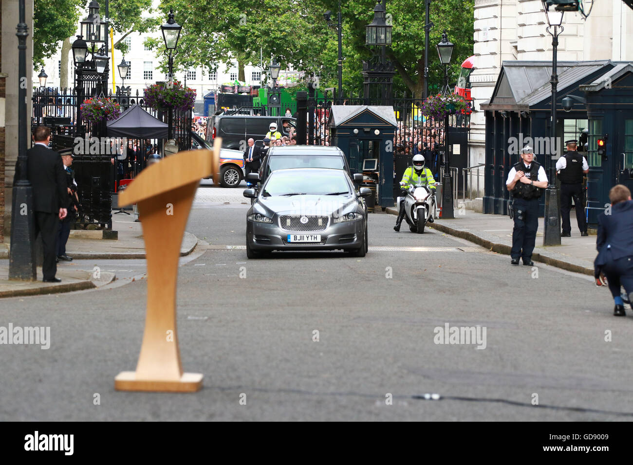 Londra, Regno Unito. 13 Luglio, 2016. Il primo ministro Theresa Maggio e il marito Filippo arriva al numero 10 di Downing Street. Theresa Maggio è ufficialmente diventata il nuovo Primo Ministro dopo un incontro con Sua Maestà la Regina Elisabetta II a Buckingham Palace. Theresa Maggio diventa la seconda donna primo ministro in Gran Bretagna, Margaret Thatcher è stata la prima. David Cameron ha lasciato il numero 10 di Downing Street con la moglie Giovanna e i loro figli, un breve mentre in precedenza. Credito: Paolo Marriott/Alamy Live News Foto Stock