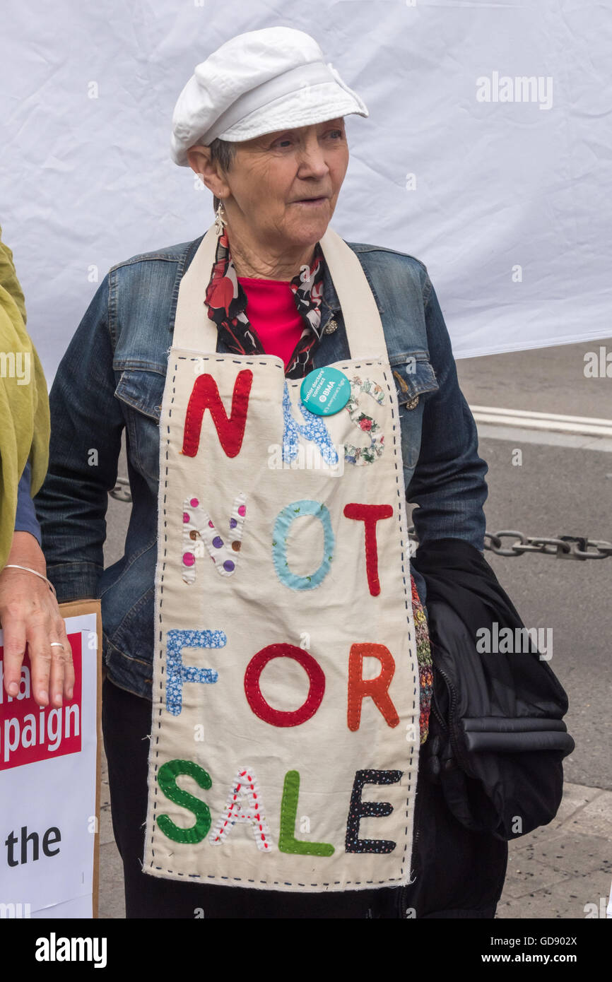 Londra, Regno Unito. 13 luglio 2016. I manifestanti da varie campagne per salvare il NHS terrà una manifestazione di protesta a sostegno come lavoro MP per Wirral West Margaret Greenwood ha presentato un "Dieci minuti di regola Bill' con sostegno trasversale per arrestare la privatizzazione del NHS e restituirla ai suoi principi fondatori. Ombra del lavoro Segretaria di salute Diane Abbott è venuto fuori per parlare in supporto alla protesta. Peter Marshall / Alamy Live News Foto Stock