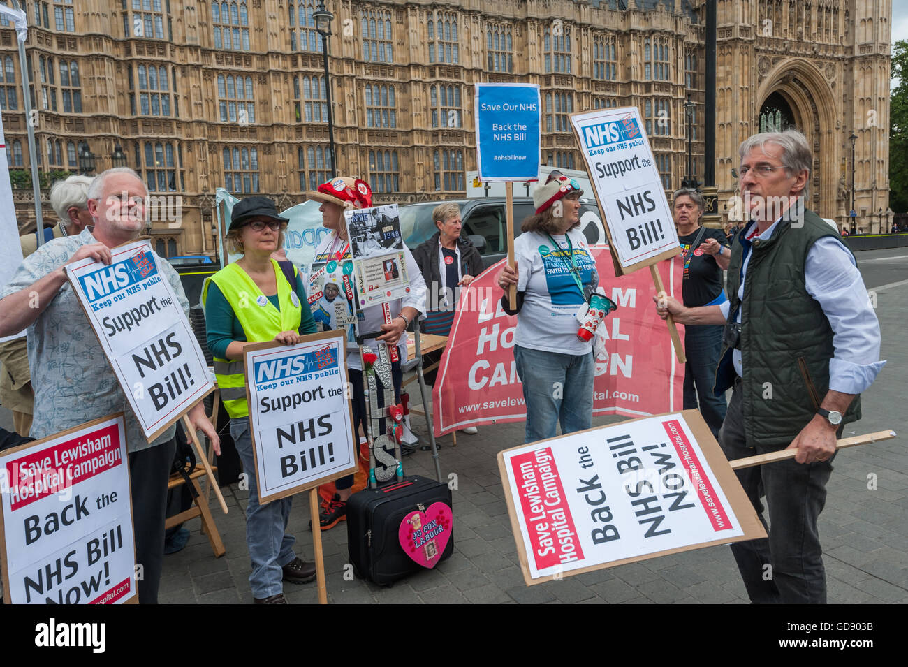 Londra, Regno Unito. 13 luglio 2016. I manifestanti da varie campagne per salvare il NHS terrà una manifestazione di protesta a sostegno come lavoro MP per Wirral West Margaret Greenwood ha presentato un "Dieci minuti di regola Bill' con sostegno trasversale per arrestare la privatizzazione del NHS e restituirla ai suoi principi fondatori. Ombra del lavoro Segretaria di salute Diane Abbott è venuto fuori per parlare in supporto alla protesta. Peter Marshall / Alamy Live News Foto Stock