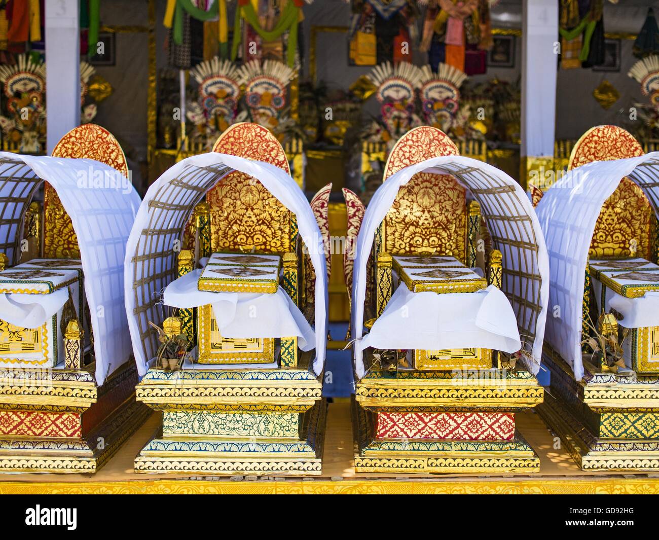 Ubud, Bali, Indonesia. 14 Luglio, 2016. Piccole bare con la finale di resti di persone che sarà cremato in una grande cerimonia pubblica sul display in Ubud. La popolazione locale in Ubud esumato i resti dei membri della famiglia e bruciò i loro resti in una massa cerimonia di cremazione mercoledì. Giovedì è stato dedicato alla preparazione per il sabato la cerimonia che conclude la cremazione. Quasi un centinaio di persone sarà cremato e sepolto nel più grande di cremazione di massa a Bali negli anni questa settimana. La maggior parte delle persone a Bali sono indù. Cremazioni tradizionale a Bali sono molto costosi, in modo europee detengono solitamente una massa Foto Stock