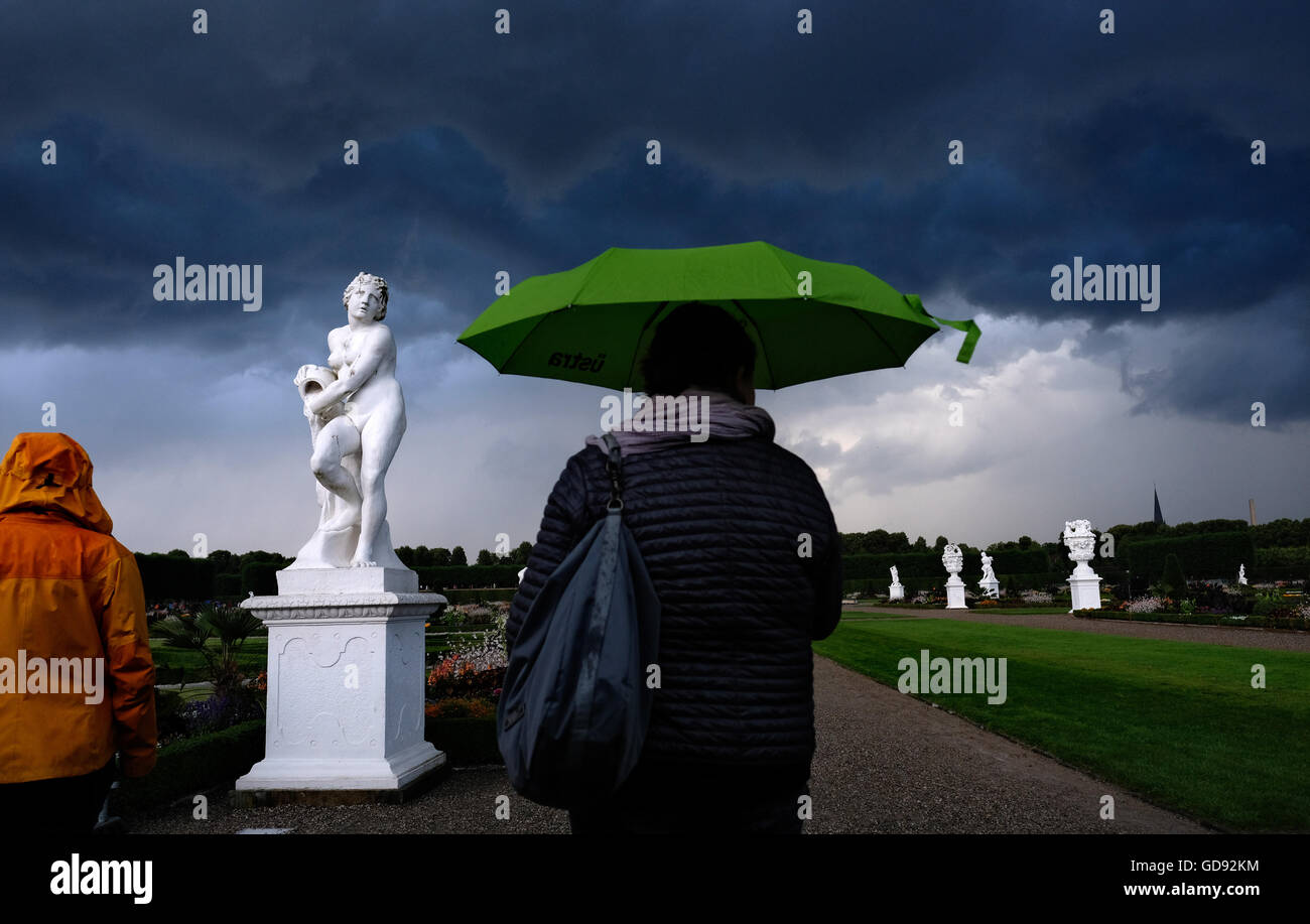 Hannover, Germania. 13 Luglio, 2016. Un thundery telai anteriore al di sopra della Herrenhausen Gardens alla premiere di "Kleines Fest im Grossen Garten a Hannover, Germania, 13 luglio 2016. Un temporale con tuoni e fulmini, la pioggia e la tempesta ha causato la terminazione della prima serata del festival delle arti. Foto: Julian Stratenschulte/dpa/Alamy Live News Foto Stock