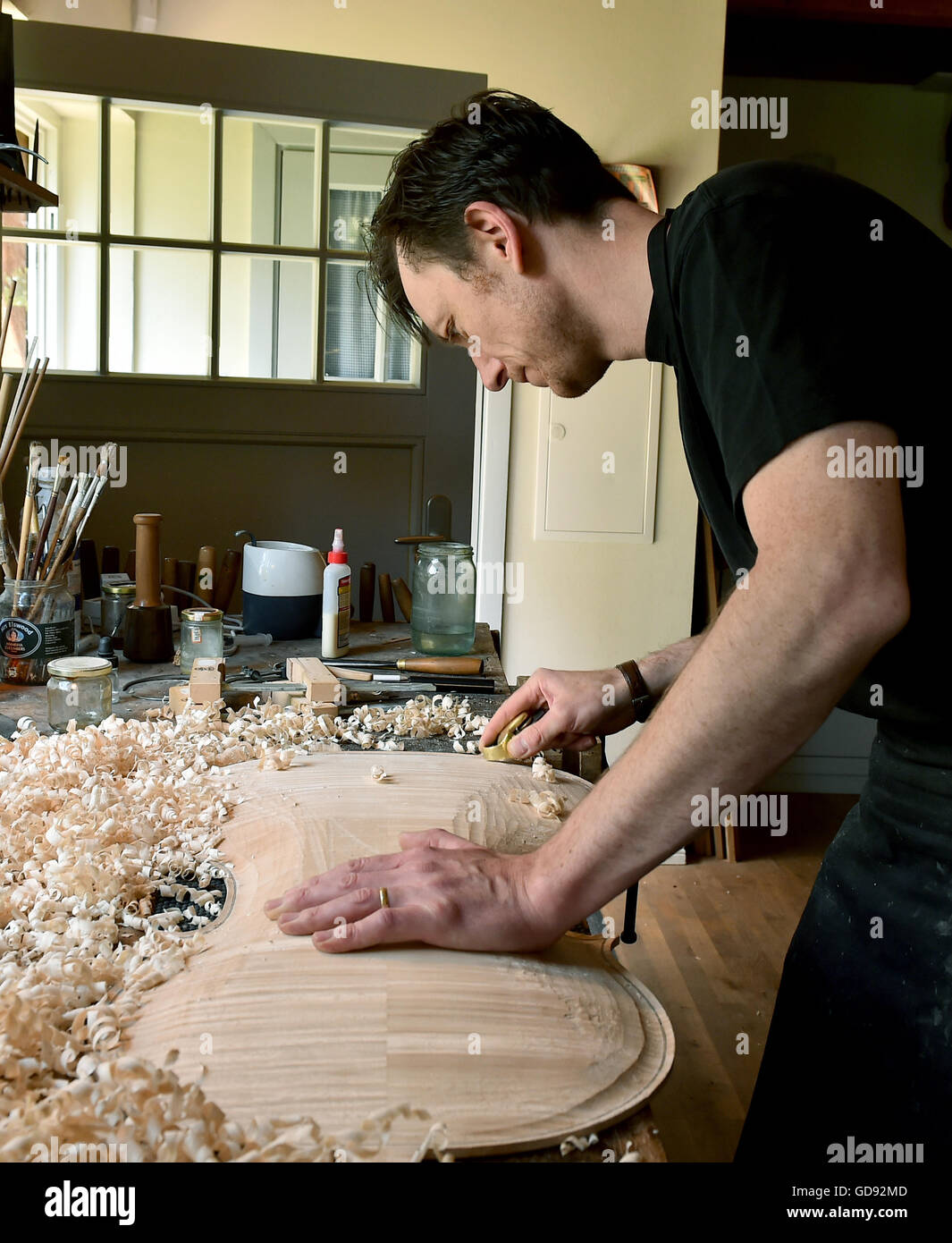 Strumento maker Ian Crawford McWilliams funziona su un violoncello nella sua bottega nel Brandeburgo sulla Havel, Germania, il 2 giugno 2016. Il canadese McWilliams costruisce artigianale di violini, viole, violoncelli e chelys che sono venduti in tutto il mondo. Foto: Bernd Settnik/ZB Foto Stock