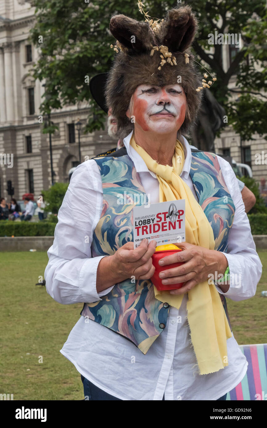 Londra, Regno Unito. Il 13 luglio 2016. Mentre i membri e sostenitori hanno esercitato forti pressioni MPs al Parlamento, CND membri tenutasi a Mad Hatters Tea Party sulla piazza del Parlamento contro i piani per sostituire il tridente con un costo di almeno £205 miliardi. Peter Marshall / Alamy Live News Foto Stock