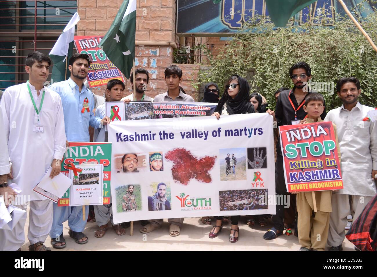 Quetta, Pakistan.14 Luglio, 2016. I sostenitori di dedicare e forum della gioventù per il Kashmir "YFK" gridare slogan durante una manifestazione di protesta contro l'India, a Quetta, in Pakistan, il 14 luglio 2016. Un coprifuoco è rimasto nel luogo in più parti del Kashmir indiano per il quinto giorno consecutivo in autorità ha lottato per contenere le proteste poiché i funerali del famoso militante separatista Burhan Muzaffar Wani il 09 luglio. Credit: Din Muhammad Watanpaal ZMA/foto/Alamy Live News Foto Stock