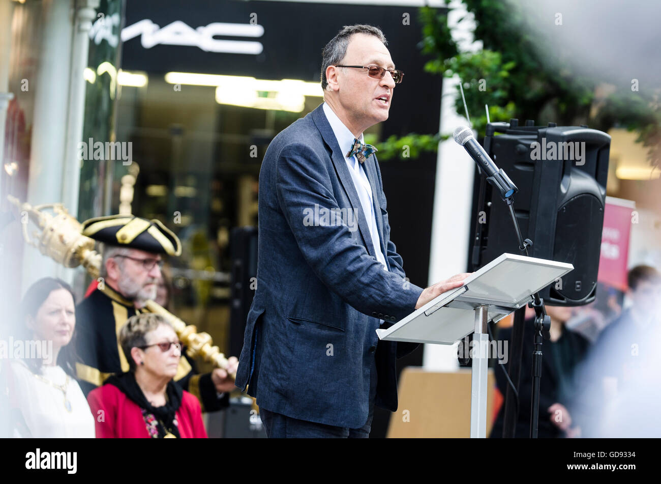 Brighton, Inghilterra, Regno Unito. 14 Luglio, 2016. Una targa blu è svelata da Lord Luogotenente di East Sussex Brighton & Hove per commemorare i 250 anni di Brighton Jewry. La placca è dedicato a Israele Samuel, Brighthelmstone del primo ebreo residente che ha vissuto in un edificio vicino al sito della placca, all'intersezione della Bartholomews e East Street, vicino a Brighton Town Hall, da 1766-1806. Credito: Francesca Moore/Alamy Live News Foto Stock