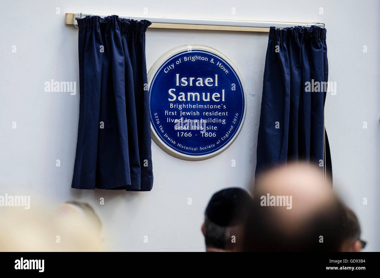 Brighton, Inghilterra, Regno Unito. 14 Luglio, 2016. Una targa blu è svelata da Lord Luogotenente di East Sussex Brighton & Hove per commemorare i 250 anni di Brighton Jewry. La placca è dedicato a Israele Samuel, Brighthelmstone del primo ebreo residente che ha vissuto in un edificio vicino al sito della placca, all'intersezione della Bartholomews e East Street, vicino a Brighton Town Hall, da 1766-1806. Credito: Francesca Moore/Alamy Live News Foto Stock