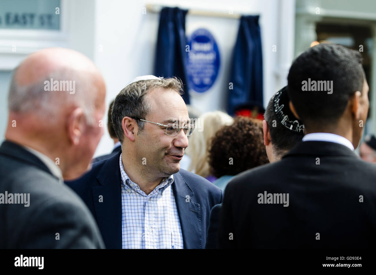 Brighton, Inghilterra, Regno Unito. 14 Luglio, 2016. Una targa blu è svelata da Lord Luogotenente di East Sussex Brighton & Hove per commemorare i 250 anni di Brighton Jewry. La placca è dedicato a Israele Samuel, Brighthelmstone del primo ebreo residente che ha vissuto in un edificio vicino al sito della placca, all'intersezione della Bartholomews e East Street, vicino a Brighton Town Hall, da 1766-1806. Credito: Francesca Moore/Alamy Live News Foto Stock