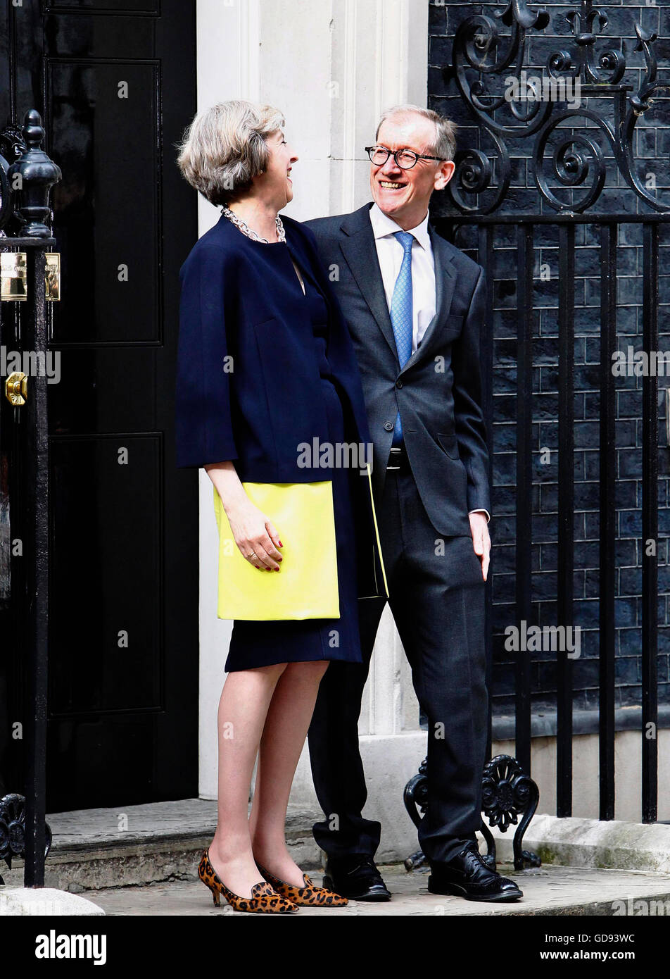 Londra, Regno Unito. 13 Luglio, 2016. Theresa Maggio con il marito Filippo maggio sui gradini del numero 10 di Downing Street per il suo primo giorno come primo ministro. Credito: Occhio onnipresente/Alamy Live News Foto Stock