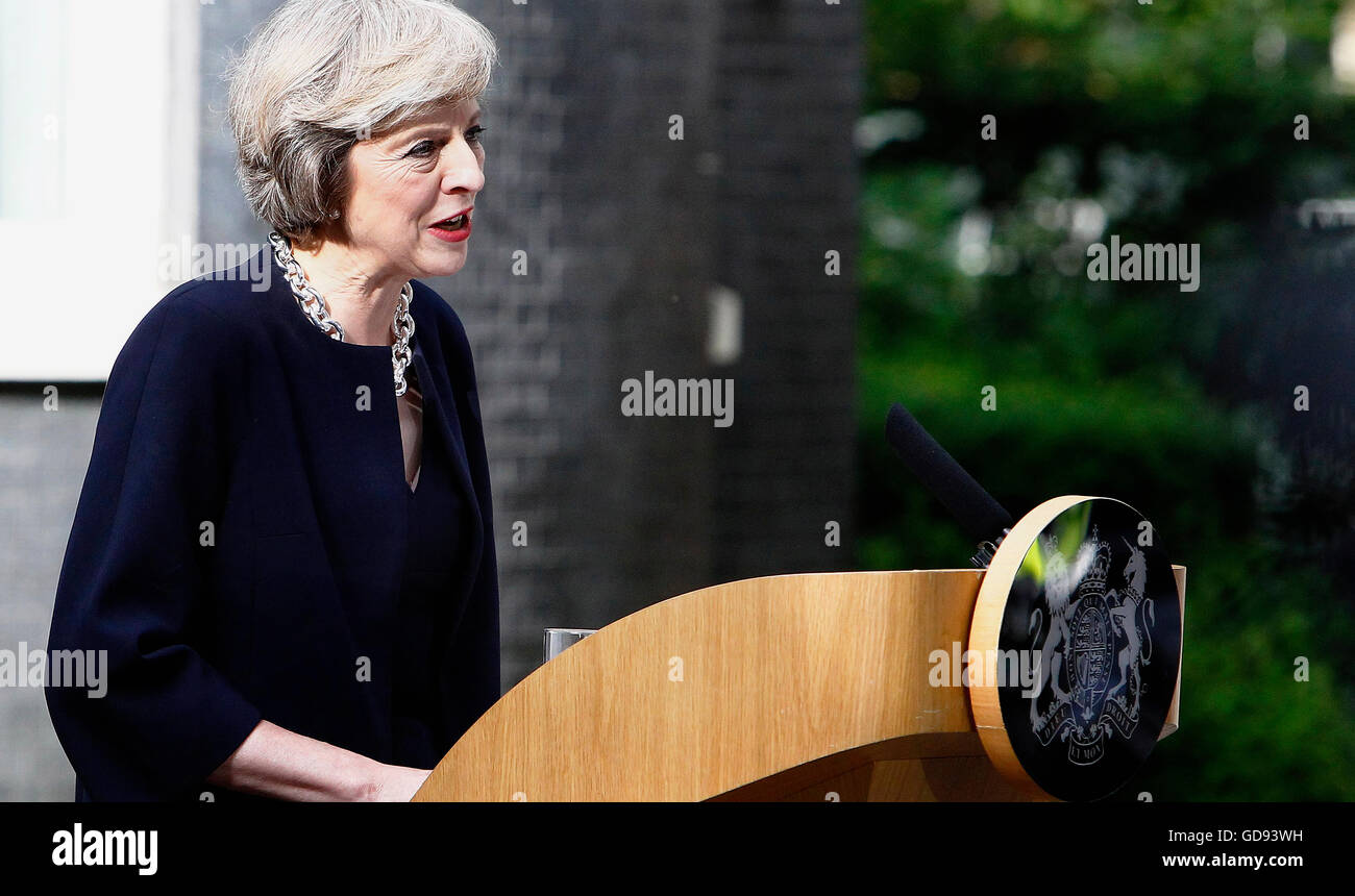 Londra, Regno Unito. 13 Luglio, 2016. Theresa può affrontare i mondi premere sul suo primo giorno come primo ministro di Downing Street. Credito: Occhio onnipresente/Alamy Live News Foto Stock