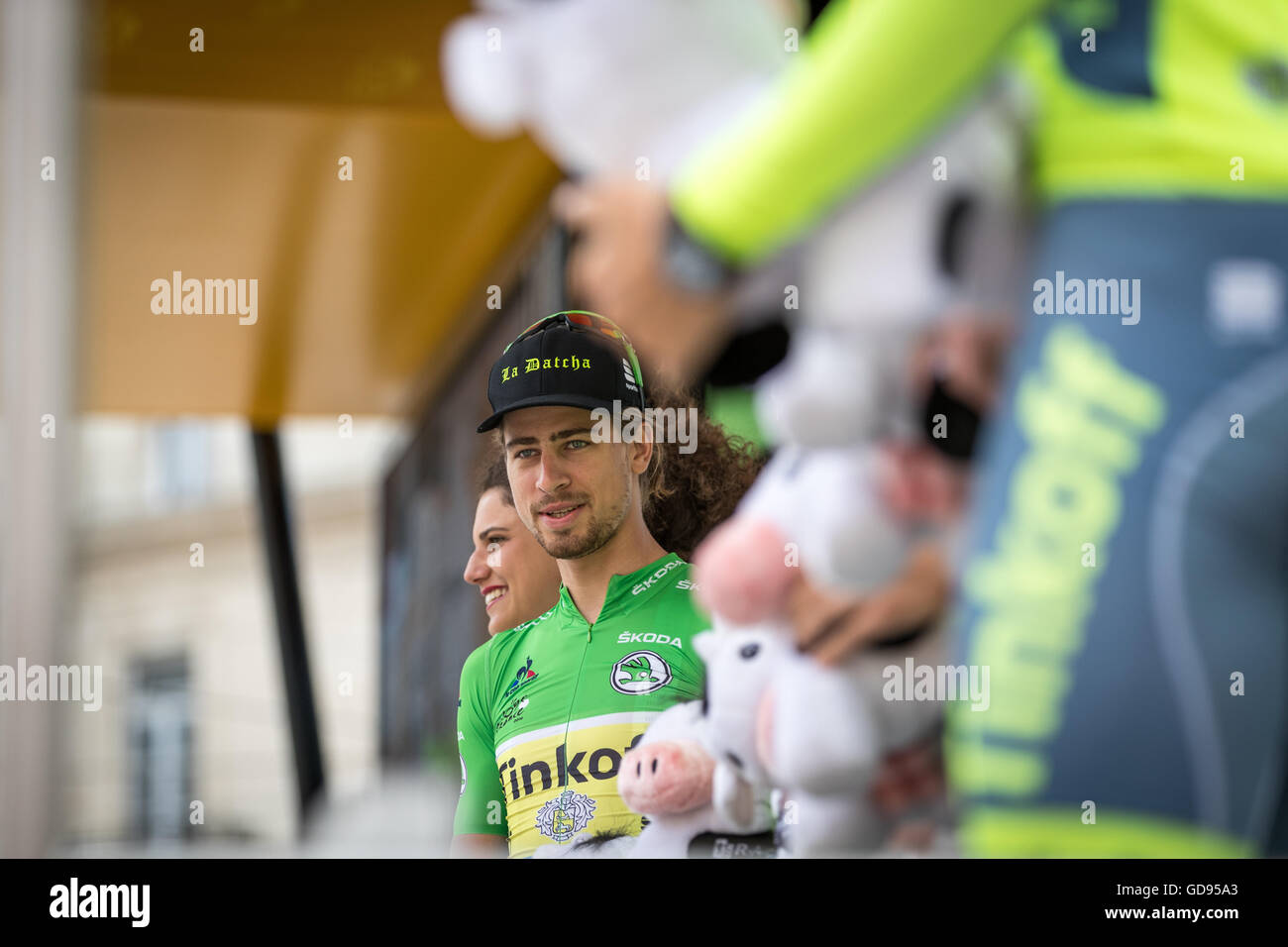 14 Luglio, 2016. Montpellier, FR. Peter Sagan (Tinkoff) stand con i compagni di squadra sul segno-in podio in Montpellier. John Kavouris/Alamy vivere nuove Foto Stock