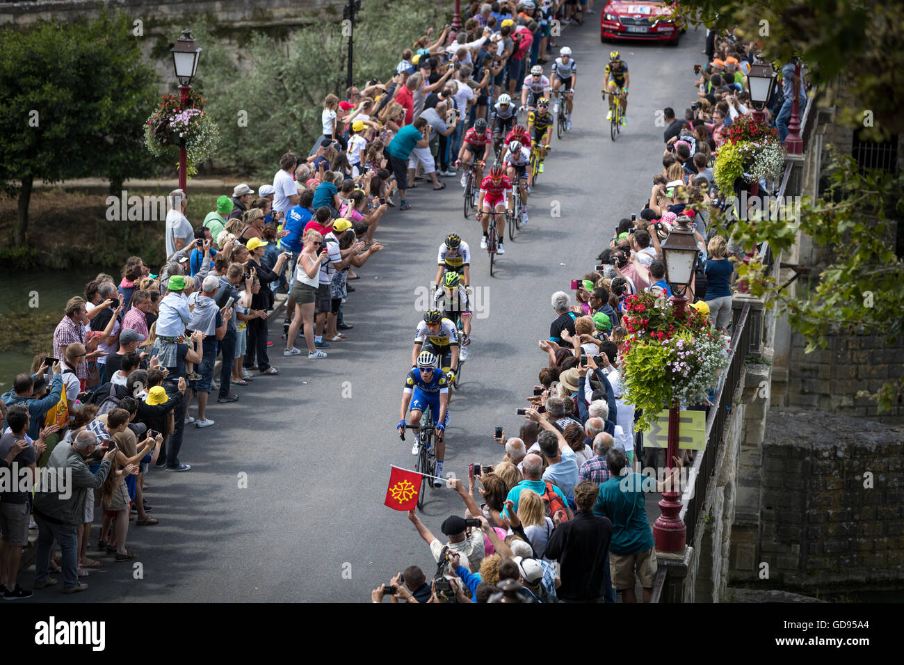 14 Luglio, 2016. Sommières, FR. La breakaway attraversa la fiume Vidourle in Sommières. Credito: Giovanni Kavouris/Alamy Live News Foto Stock