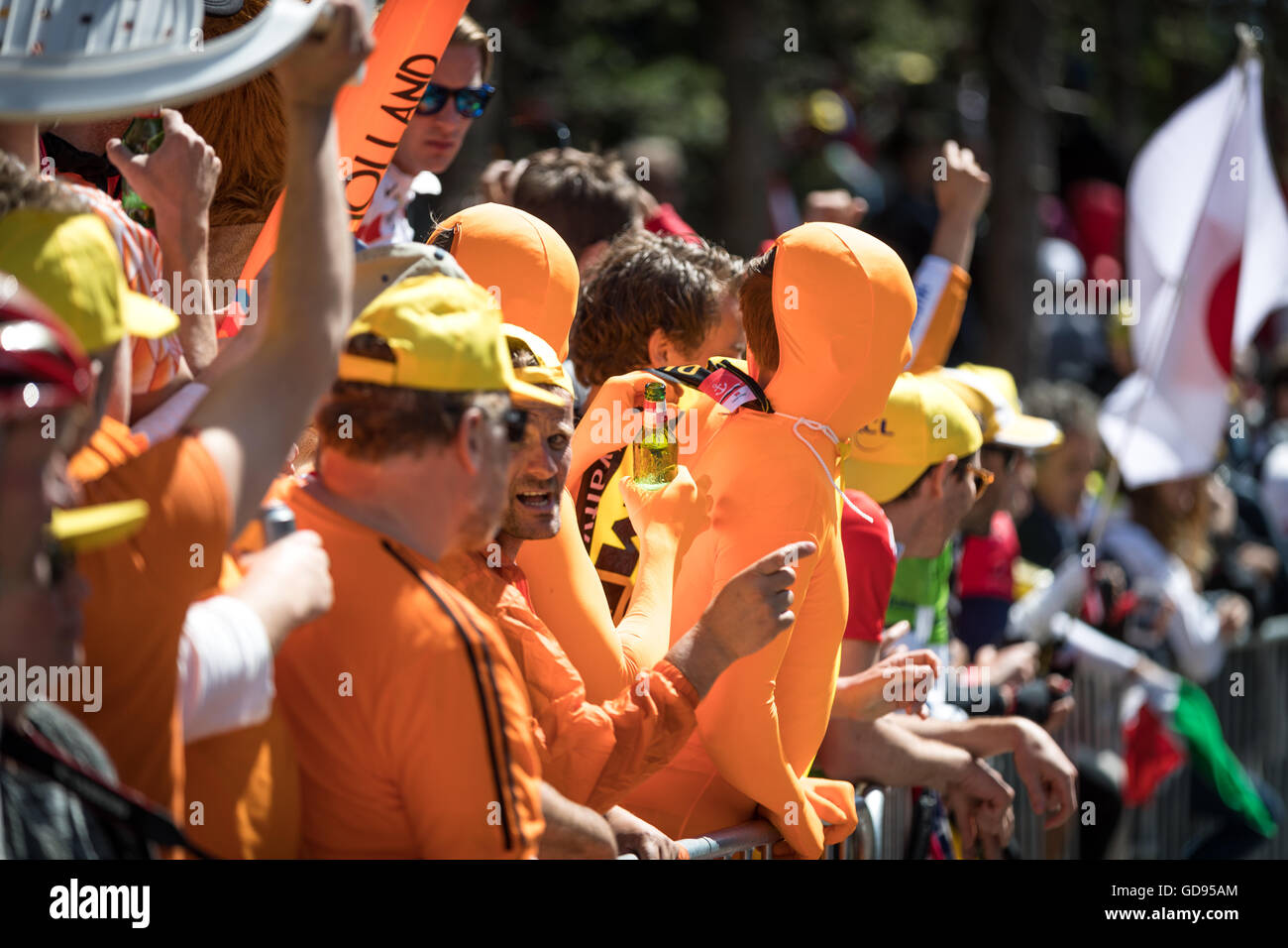 Mont Ventoux, Francia. 14 Luglio, 2016. Una gran parte dei tifosi olandesi attendere vicino alla fine della tappa a Mont Ventoux. John Kavouris/Alamy Live News Foto Stock