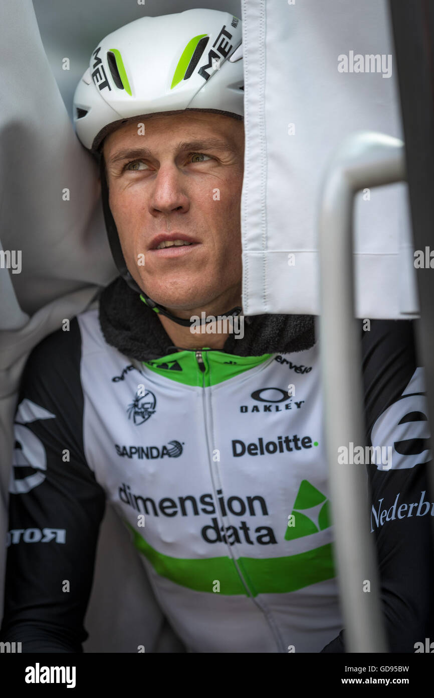 Mont Ventoux, Francia. 14 Luglio, 2016. Serge Pauwels (Team Dimension Data) siede sui gradini della dimensione dei dati del bus del team, esausti dopo la sua corsa al secondo posto per il palcoscenico. John Kavouris/Alamy Live News Foto Stock