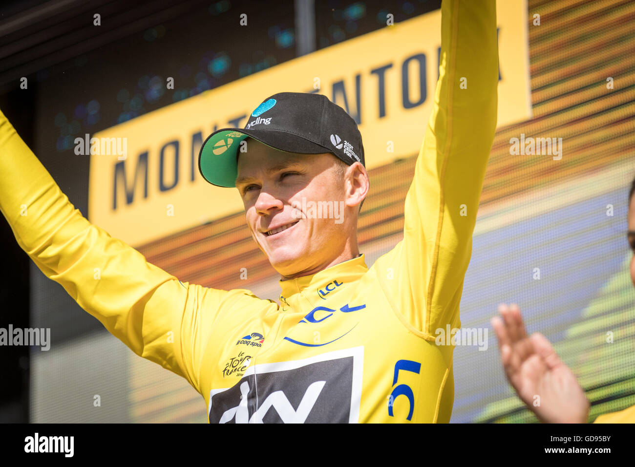 Mont Ventoux, Francia. 14 Luglio, 2016. Nonostante la perdita di tempo a causa di un incidente che comporti una moto, Chris Froome (Team Sky) mantiene la maglia gialla e il livello complessivo di piombo, dopo la gara di giuria determinato a non penalizzare Froome per le circostanze. John Kavouris/Alamy Live News Foto Stock