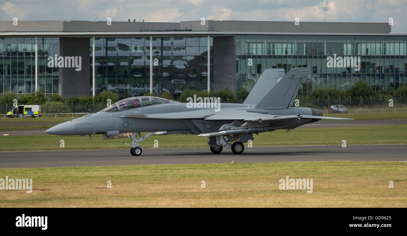 Farnborough Hampshire, Regno Unito. Il 14 luglio 2016. Il giorno 4 del Farnborough International Airshow di commercio. Il USAF Boeing F/A-18 Hornet decollo. Credito: aviationimages/Alamy Live News. Foto Stock