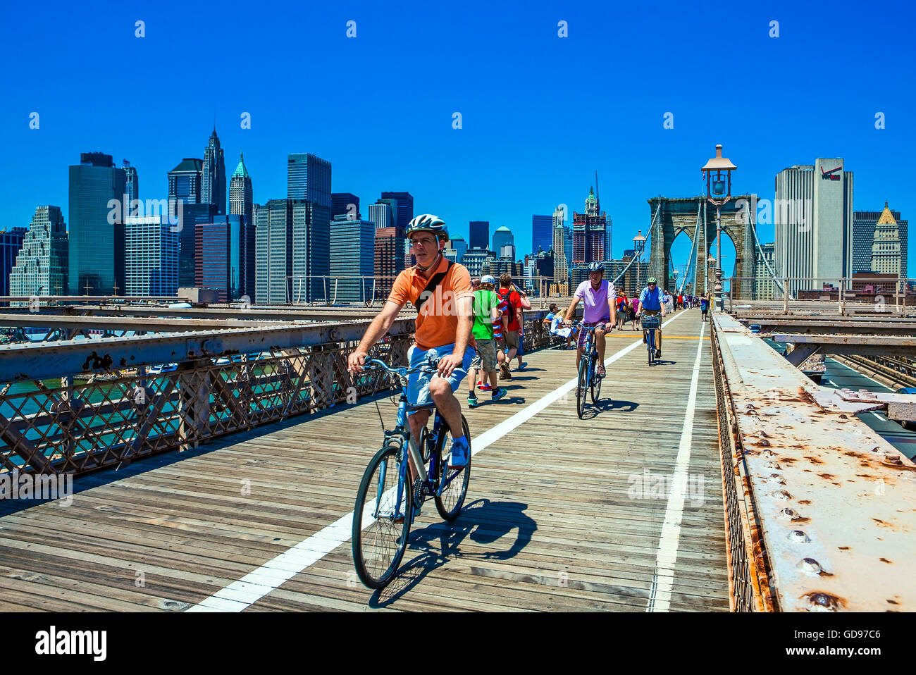 Stati Uniti, New York,Manhattan,persone sul ponte di Brooklyn Foto Stock