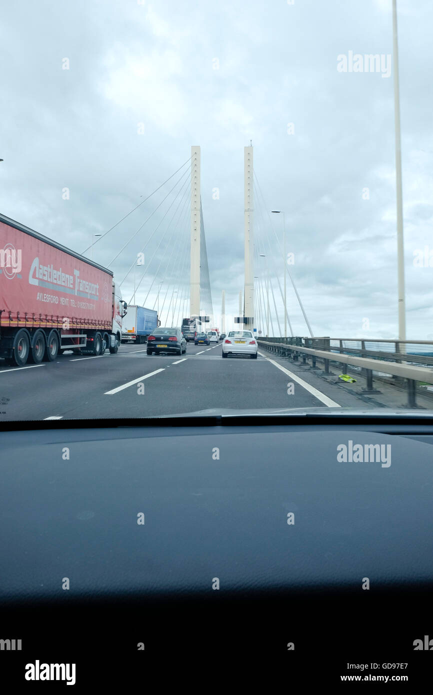 Per impieghi pesanti 18 wheeler carrello e del traffico di veicoli a motore sulla Dartford Bridge crossing attraverso un parabrezza di automobile Foto Stock