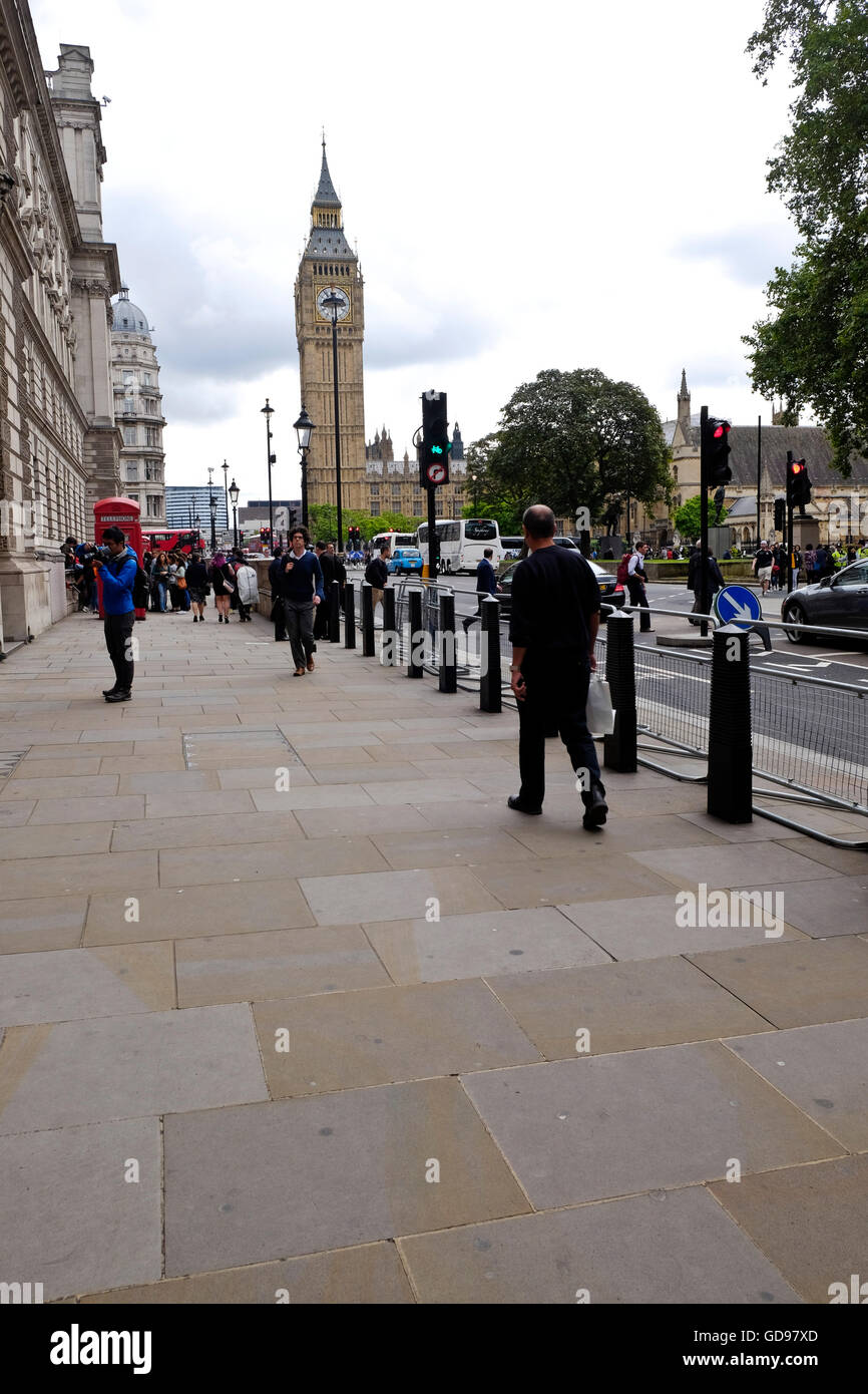 Una vista del Big Ben un simbolo di Londra lungo la Great George Street Londra con gli uffici del governo sulla sinistra. Foto Stock