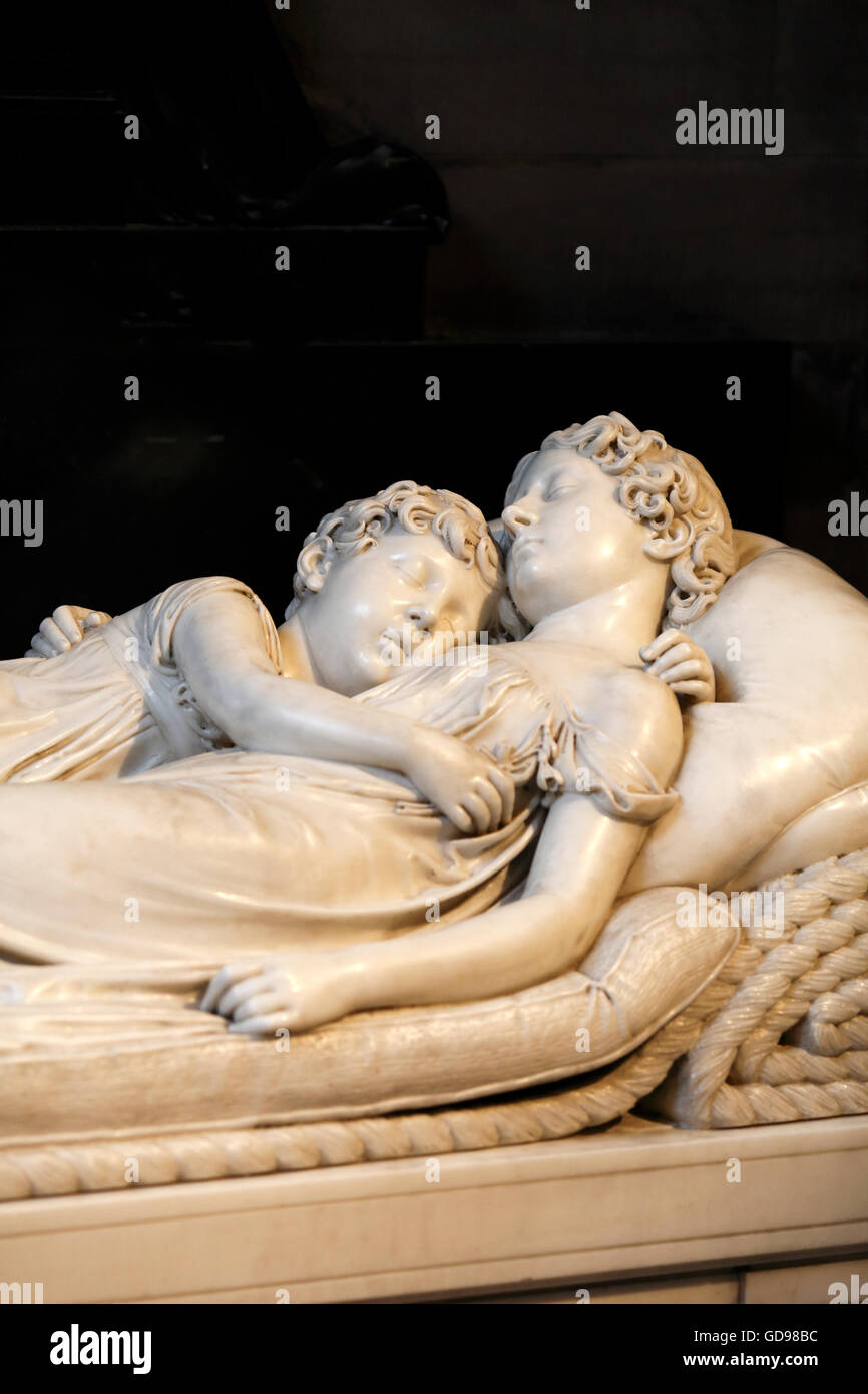 Il dormire i bambini è una scultura in marmo da Francis Chantrey. La statua raffigura Ellen-Jane e Marianne Robinson addormentato. Foto Stock