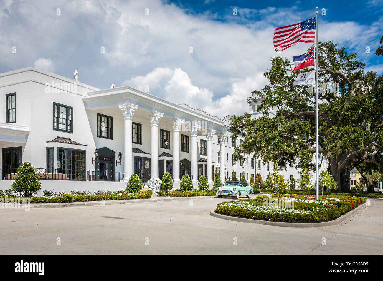 Classic 1954 Buick Skylark e noi e Mississippi bandiere della storica restaurata White House Hotel in Biloxi Mississippi Foto Stock