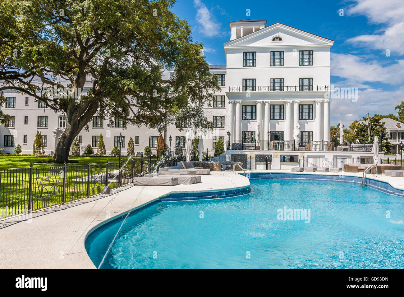 Grande e chiaro piscina nella parte anteriore della storica restaurata White House Hotel in Biloxi Mississippi Foto Stock