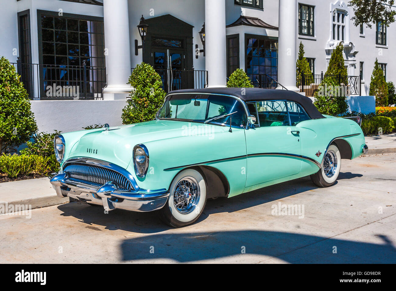 Classic 1954 Buick Skylark nella parte anteriore della storica restaurata White House Hotel in Biloxi Mississippi Foto Stock