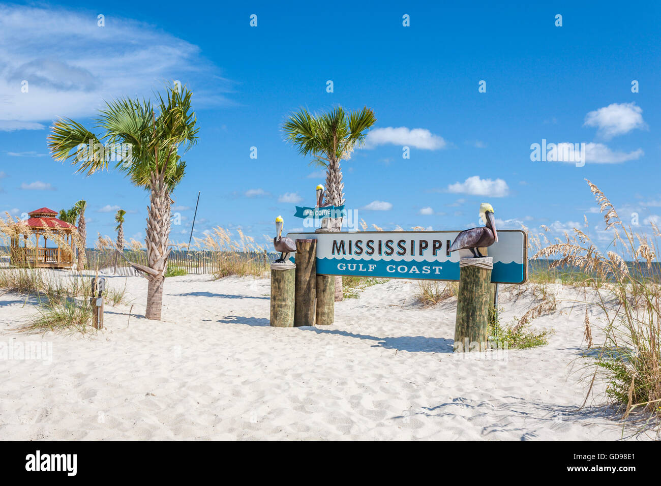 Segno presso la spiaggia accoglie i visitatori per la costa del Golfo del Mississippi a Gulfport, Mississippi Foto Stock